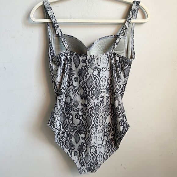 NipTuck Swim One Piece Swimsuit 10 - Picture 4 of 8